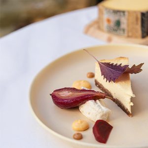 Tarta de queso comté, coulis de remolacha y pera X Sofie Dumont