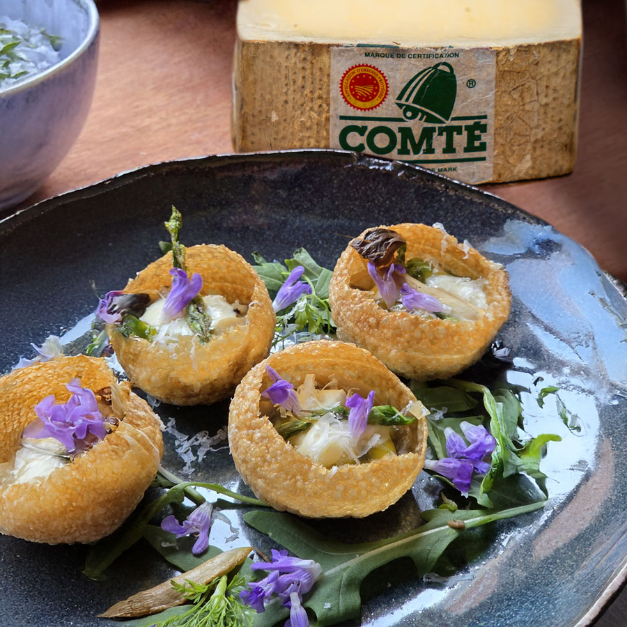 Panipero con setas y espárragos, crema de queso Comté