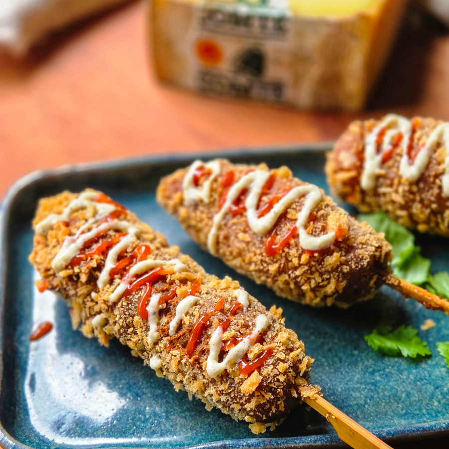 Perritos de maíz con queso Comté y salsa de cebolla