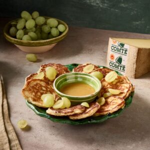 Blinis de comté y tomillo con uvas y salsa de miel y mostaza
