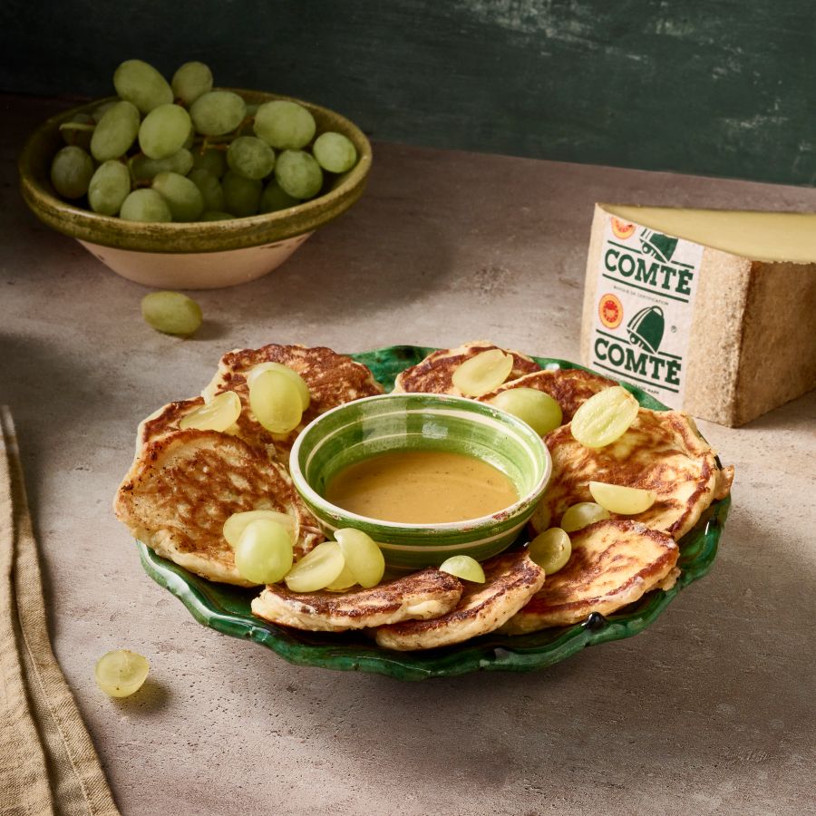 Blinis de comté y tomillo con uvas y salsa de miel y mostaza