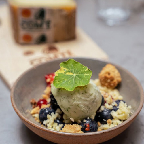 Pequeñas frutas de temporada / Sal de queso comté / Sorbete de lima y menta