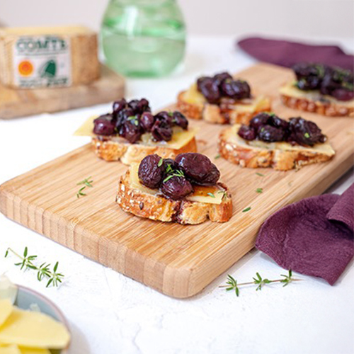 Bruschettas con queso Comté y uvas asadas