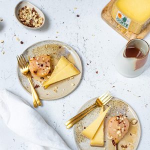 Peras escalfadas con avellanas y queso Comté