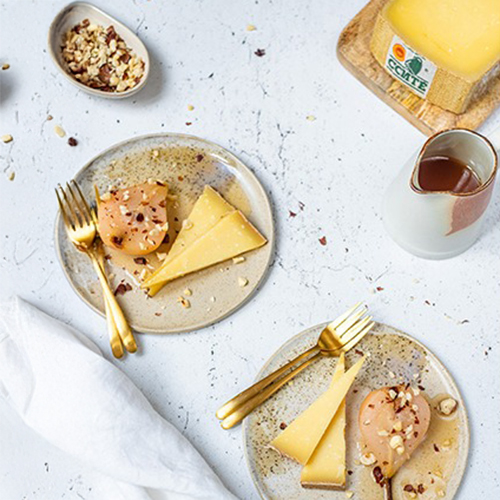 Peras escalfadas con avellanas y queso Comté