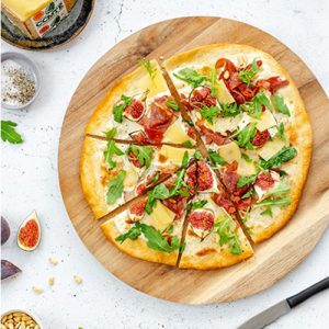 Pizza blanca con higos, jamón serrano y queso Comté