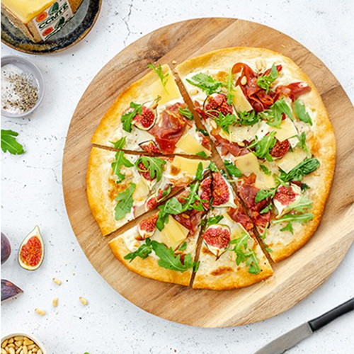Pizza blanca con higos, jamón serrano y queso Comté