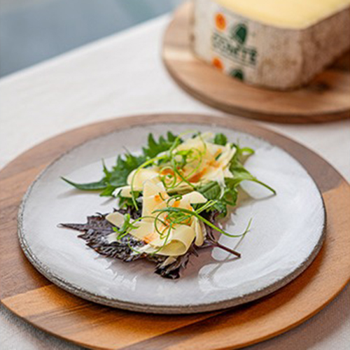 X Whoogy’s Comté y Chiffonnade de Miel con Pimientos Fermentados