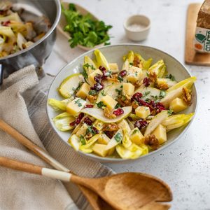 Ensalada de achicoria, pera, nueces, arándanos y queso Comté