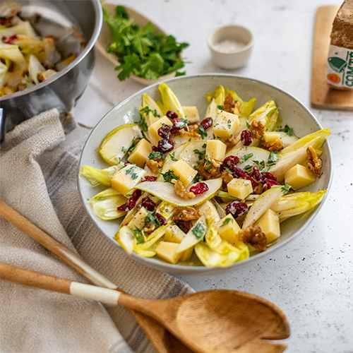 Ensalada de achicoria, pera, nueces, arándanos y queso Comté