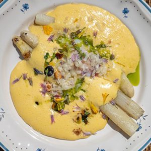 Espárragos flameados con sifón de queso Comté x Paul Delrez