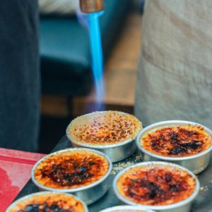 Crème brûlée con queso Comté y vin jaune X Milan La Roche