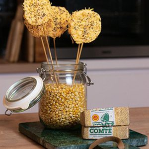 Piruletas de queso comté con semillas de amapola azul